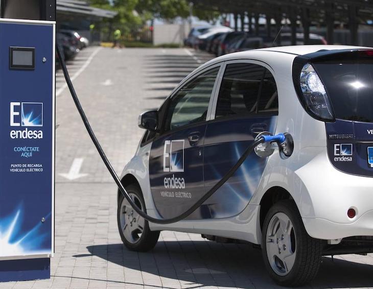 Endesa inicia un piloto en Catalunya para promover el desplazamiento de sus operarios en coche eléctrico