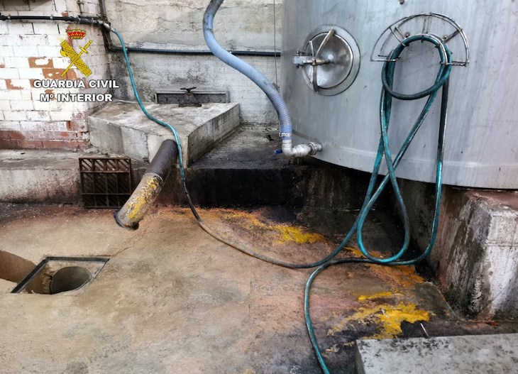 Una empresa de Murcia verte residuos ilícitos a un azarbe