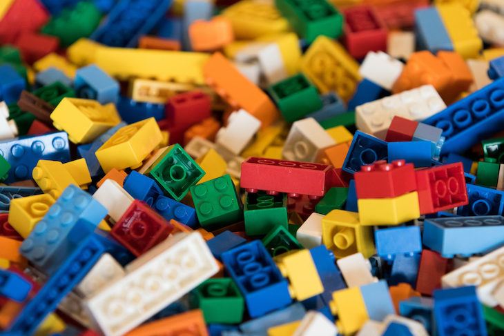 Deja ya de comprar LEGO o sus plásticos los ‘sufrirán’ tus descendientes hasta el año 3.320