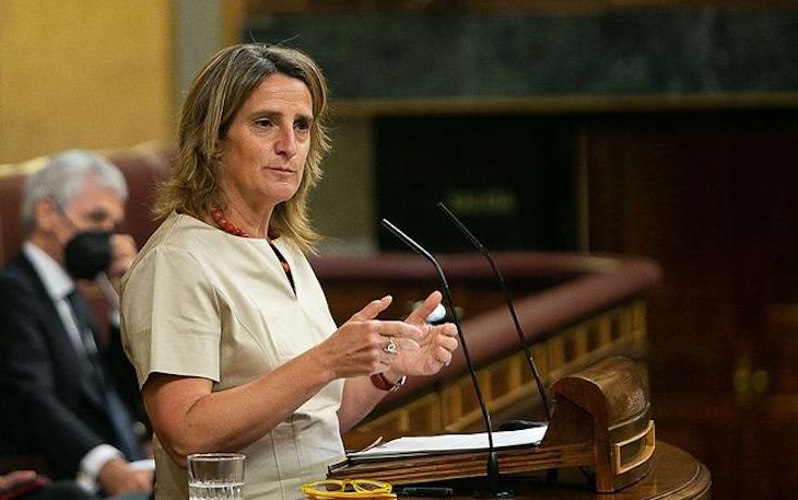 España busca medidas coyunturales para bajar el precio de la luz