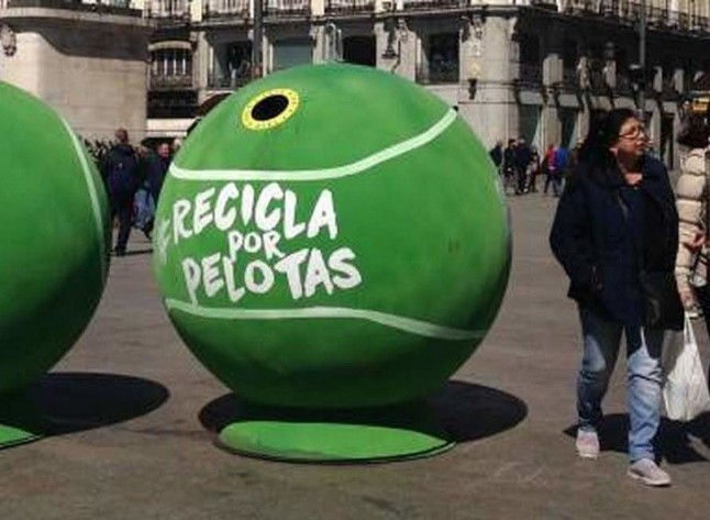Marbella dispone 17 contenedores de vidrio con forma de pelota de tenis gigante para concienciar sobre reciclaje