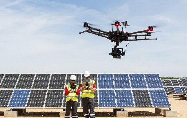 Innovador proyecto para mejorar el rendimiento de plantas solares fotovoltaicas mediante el uso de drones
