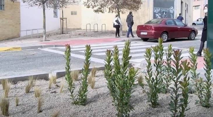 Pamplona ‘saca pecho’ con su primer paso de peatones verde creando una zona ajardinada sin riego