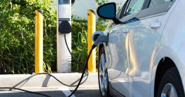 Los coches eléctricos y los de gas