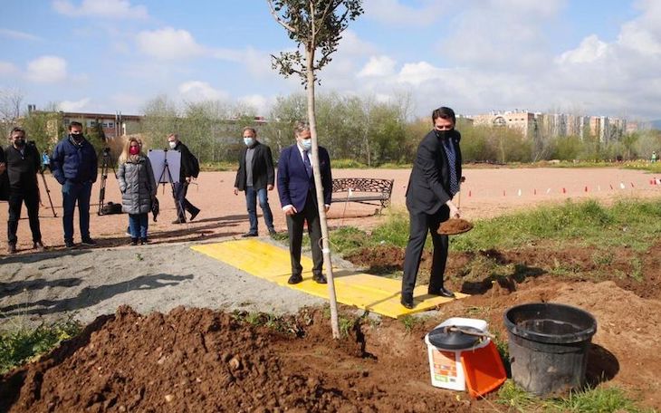 Escolares del barrio de Fátima de Córdoba participan en la plantación de árboles del Parque de Levante