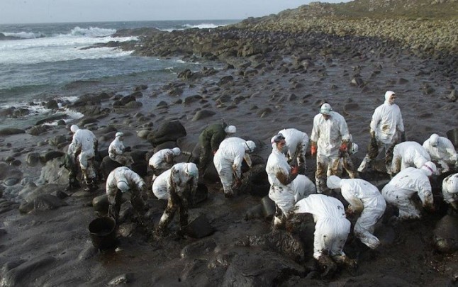 Ecologistas pide activar el Plan de Emergencia por contaminación marina tras el vertido de un carguero en el Cantábrico