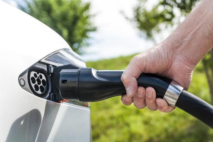 Un coche de ocasión eléctrico se vende antes que uno de gasolina o diésel