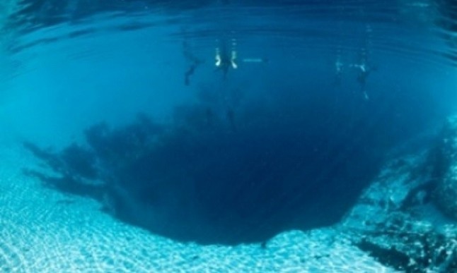 Bacterias que comen petróleo proliferan en la Fosa de las Marianas