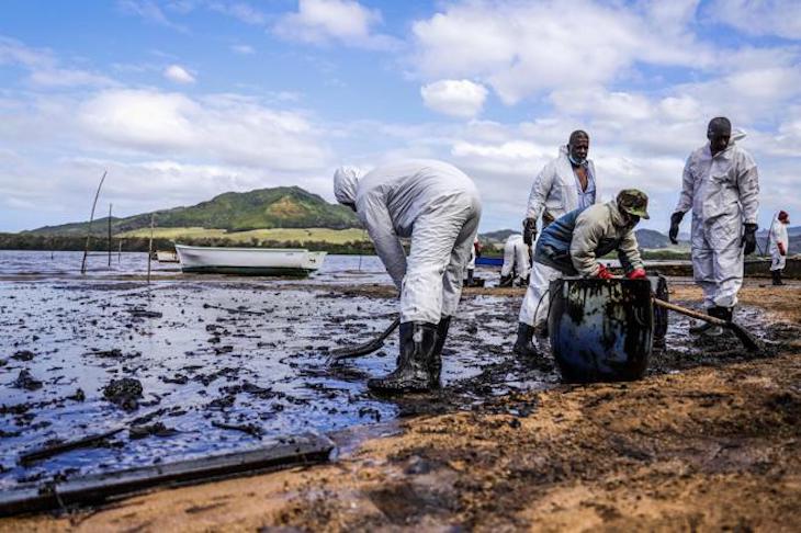 Isla de Mauricio al borde del abismo por un derrame de 1.000 toneladas de combustible