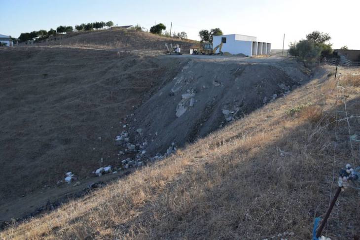 Cádiz. Vertido ilegal de escombros procedentes del derribo del antiguo cuartel de Arcos