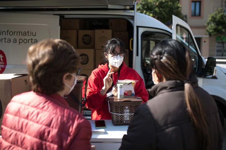 Barcelona arranca el ‘Puerta a Puerta’ con bolsas de basura con chip