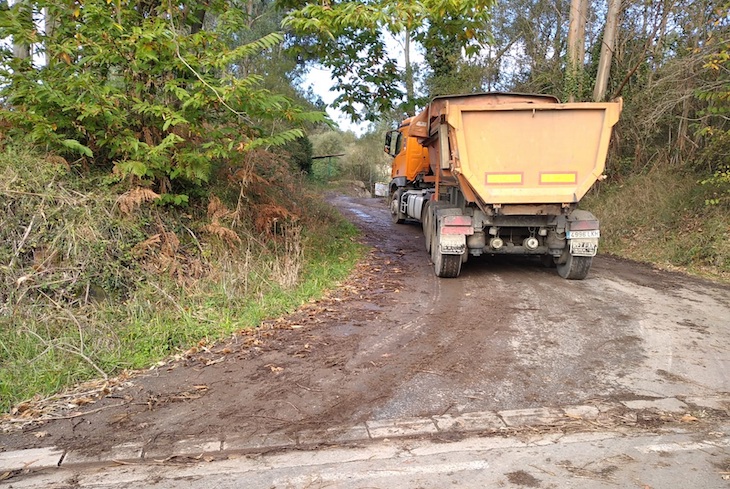 El Principado Asturias vierte los lodos contaminados del puerto de Llanes en Pimiango