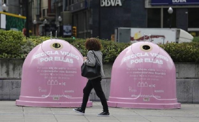 Ecovidrio ofrecerá 1 € por cada kg de vidrio que depositen en dos contenedores rosas en solidaridad con el cáncer de mama que han instalado en Oviedo