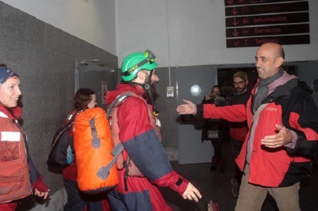 "Liberados" en Algeciras (Cádiz) los activistas de Greenpeace "retenidos" al subir a un barco que porta aceite de palma