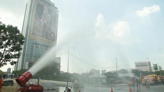 Bangkok recurre a cañones de agua para dispersar la contaminación