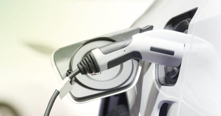 Los concesionarios catalanes ven "con indignación" el pago por recargar coches eléctricos en Barcelona