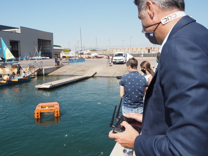 El puerto de Badalona (Barcelona) inicia un sistema de recogida de residuos con drones acuáticos