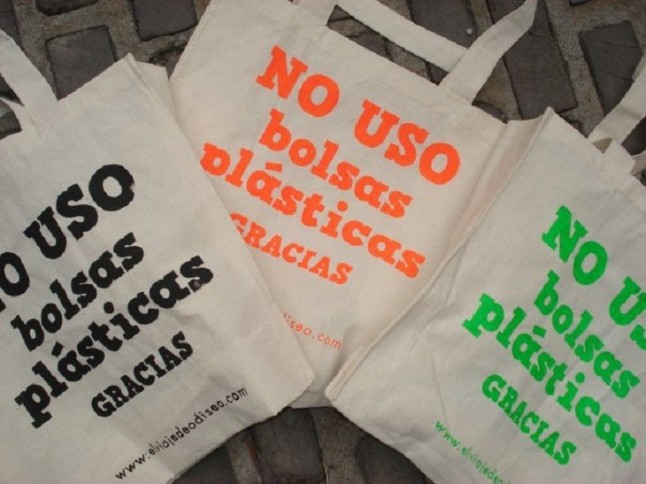 Los comercios de Tres Cantos distribuyen bolsas de tela para reducir el consumo de las de plástico