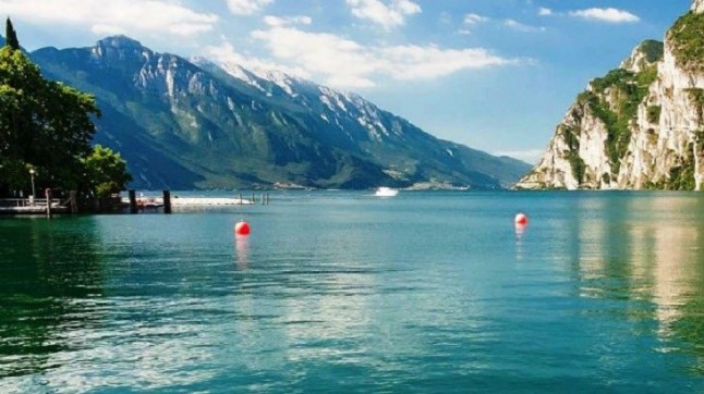 La rotación terrestre mueve el agua en el profundo y largo Lago Garda