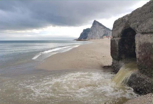 Nuevo vertido de aguas fecales en la Playa de Poniente de La Linea