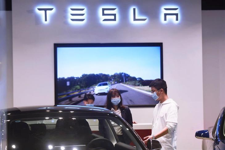 Tesla se hunde un 15% en Bolsa