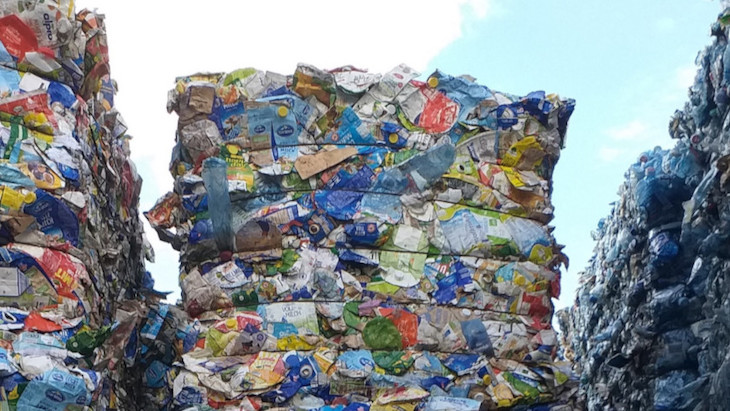 La distribución de un solo uso orquestado por la industria del plástico llena nuestras casas de residuos