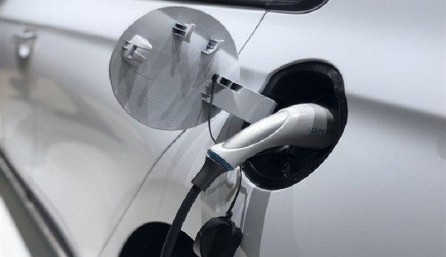 La OCDE insta a crear peajes para compensar la caída de ingresos por carburante por el coche eléctrico