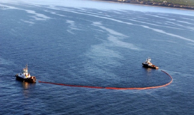 El vertido de crudo en la ría de Huelva llega a la playa en el Parque Natural de Doñana