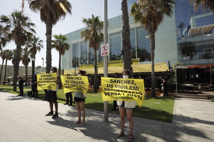 Pedro Sánchez es recibido por tierra