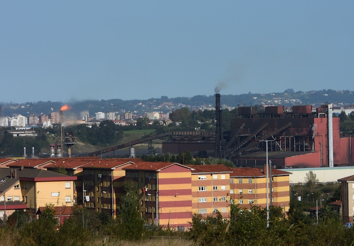Asturias. Cuando por fin se reducen las partículas se dispara el peligroso tolueno