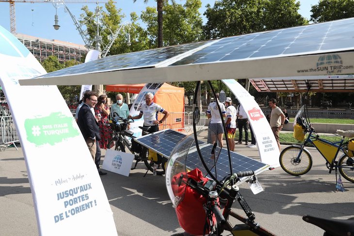 Barcelona recibe la expedición en bicicletas solares The Sun Trip