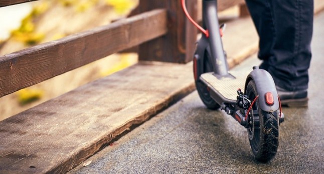 El PSPV propone bajar los patinetes de las aceras en sus alegaciones a la Ordenanza de movilidad