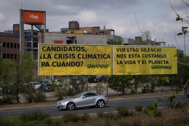 Greenpeace cuelga una pancarta en RTVE pidiendo que en el debate se hable de la crisis climática