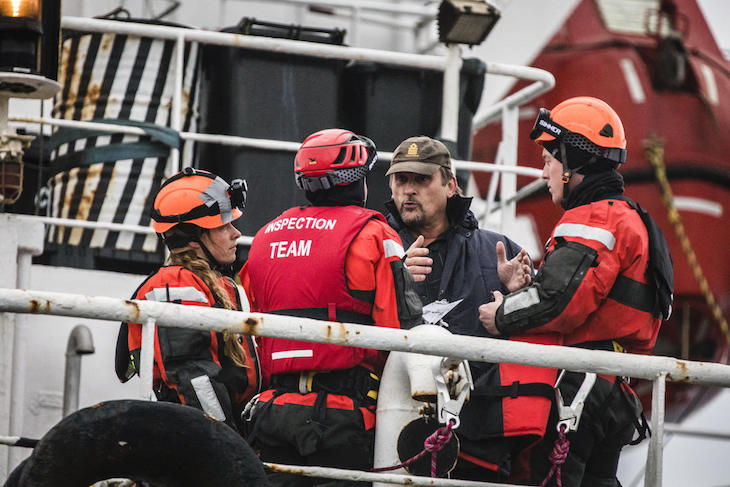 Pesca ilegal.  El transbordo de capturas de barcos pesqueros a buques frigoríficos está facilitando la delincuencia