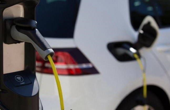 Las gasolineras tendrán que instalar puntos de recarga para vehículos eléctricos de origen renovable