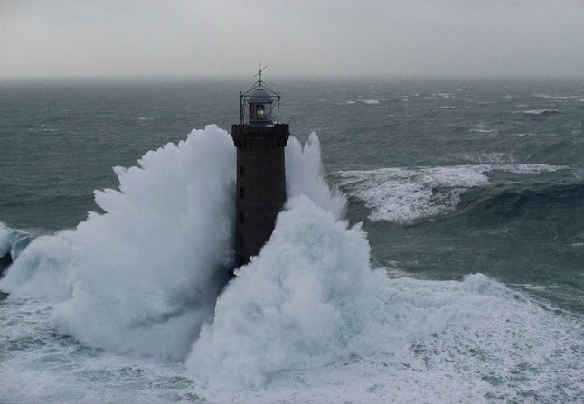 El cambio climático incrementa la potencia de las olas