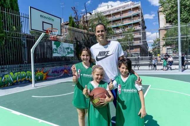 Madrid estrena la primera pista de baloncesto reformada con vidrio reciclado