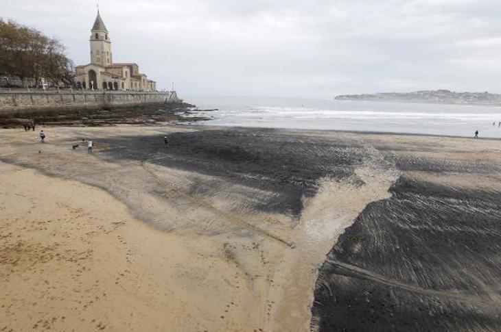 Podemos-Equo Xixón pregunta sobre las manchas de carbón en la playa de San Lorenzo
