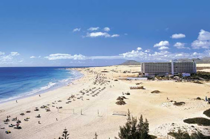 Canarias. Pretenden construir en dominio público LOS APARTAMENTOS Y EL HOTEL “OLIVA BEACH” en las playas del Corralejo