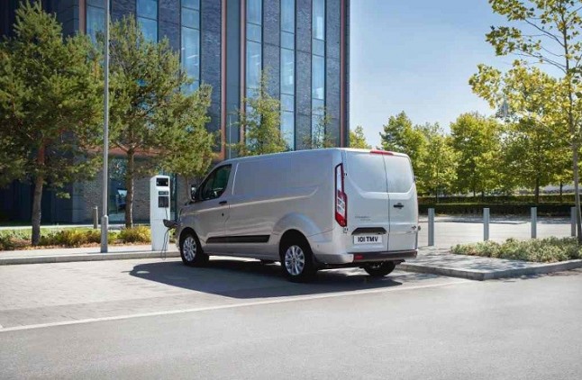 Ford inicia las pruebas de furgonetas híbridas enchufables en Colonia (Alemania)