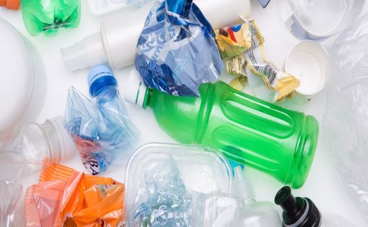 La industria del ‘usar y tirar’ sabotea las soluciones para acabar con la contaminación de los plásticos de un solo uso