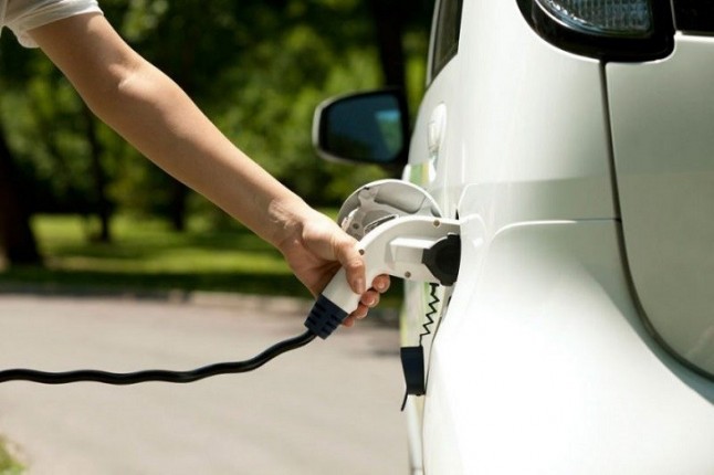 Los partidos políticos se centran en su programas en el coche eléctrico y los planes Renove