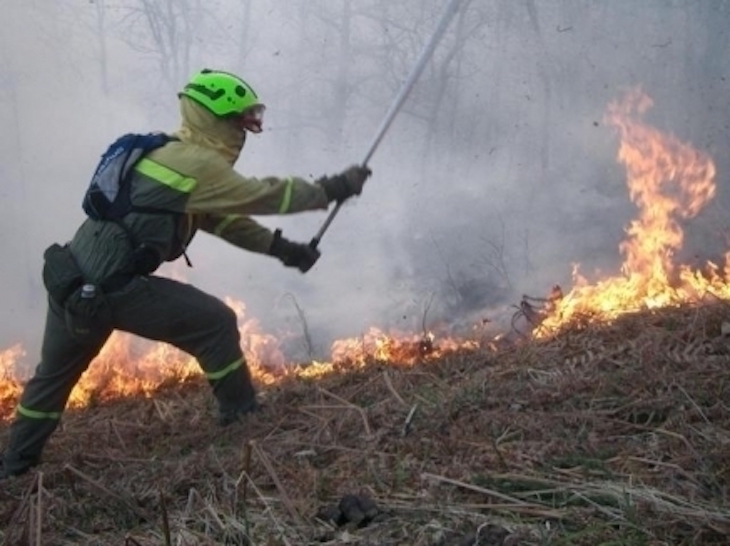 Activos dos de los 21 incendios forestales provocados en Cantabria