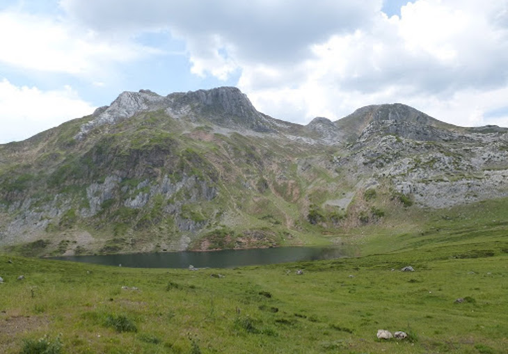 Sobra ‘La Sierra de la Sagra’ sobrevuela un insostenible complejo turístico