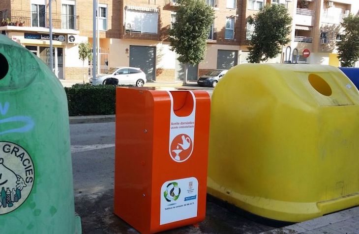 València instalará contenedores para reciclar el aceite doméstico en todos los barrios y pueblos