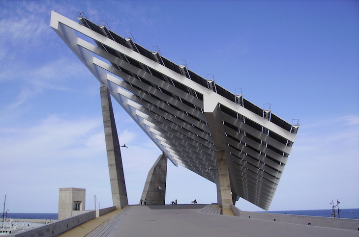 El uso de energía solar fotovoltaica reduce en un 25% el coste energético del sector salud en Castilla y León