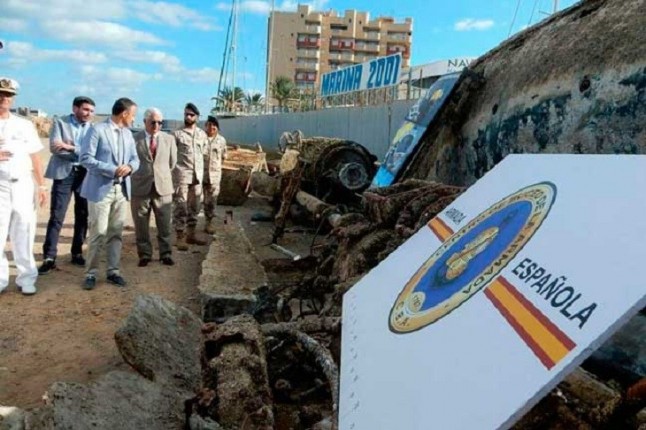 La retirada de medio centenar de embarcaciones hundidas o varadas ayudará a la recuperación ambiental del Mar Menor