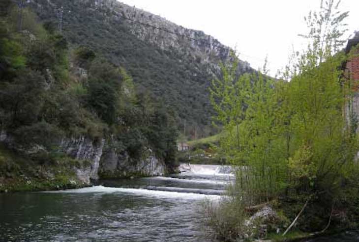 Residuos y reciclaje. Asturias. El ayuntamiento de Salas sancionado por los vertidos continuos al río Nonaya