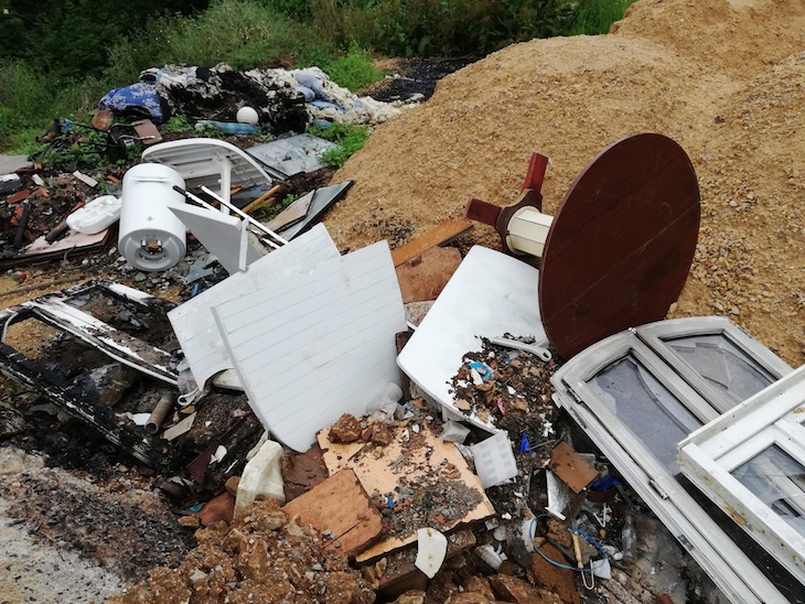 Asturias. Denunciamos un vertedero ilegal que usa el Ayuntamiento de las Regueras