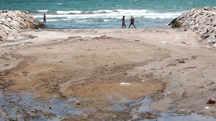 La playa de la Malva-rosa cerrada por contaminación de origen residual